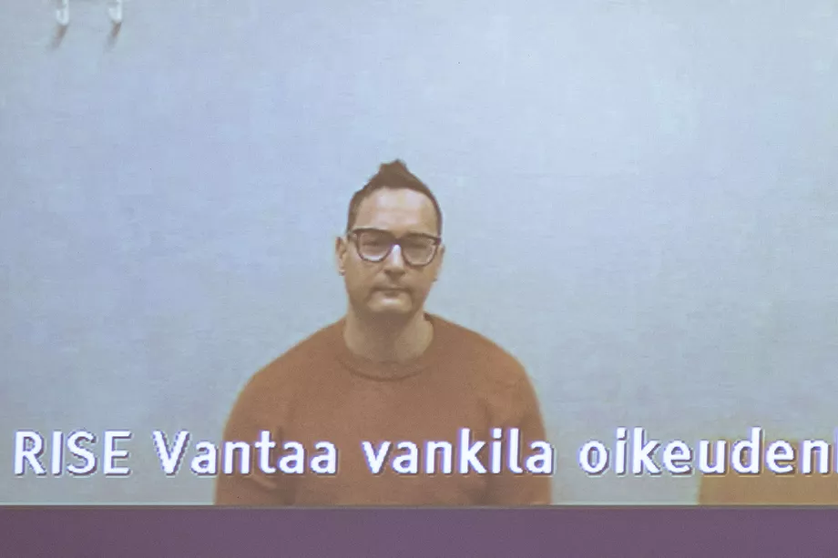 Roope Tikkanen ajoi ensin perheensä autolla mereen. Myöhemmin hän murhasi vaimonsa.