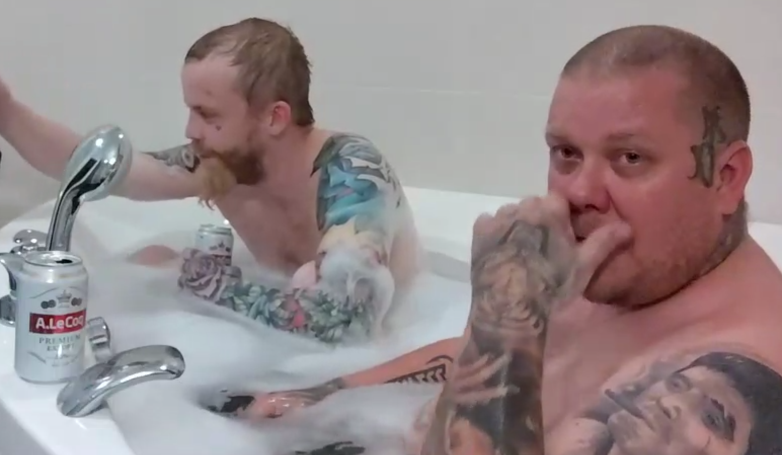 Pottukoira ja Hemppu kylvyssä